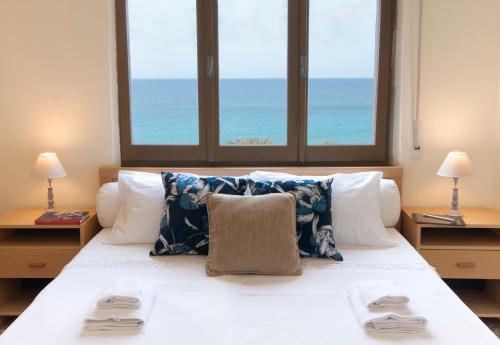 Ένα ή περισσότερα κρεβάτια σε δωμάτιο στο VILLA HORUS SAN GIOVANNI SINIS - Villa sul mare con grande giardino privato