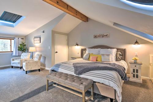 Llit o llits en una habitació de Vernon Township Home with Deck on Golf Course