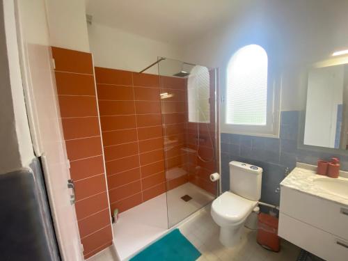a bathroom with a toilet and a glass shower at Villa Riviera Chambres Privées in Amélie-les-Bains-Palalda
