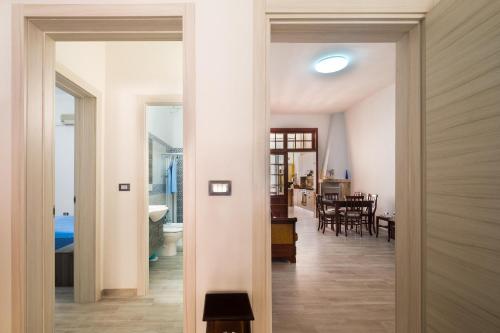 einen Flur mit einer Tür zum Wohnzimmer in der Unterkunft Casa di Giotto in Nardò