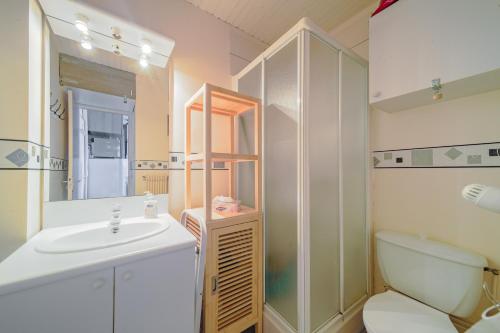 une salle de bain avec un lavabo, des toilettes et un miroir dans l'établissement Bulle de neige, aux Angles