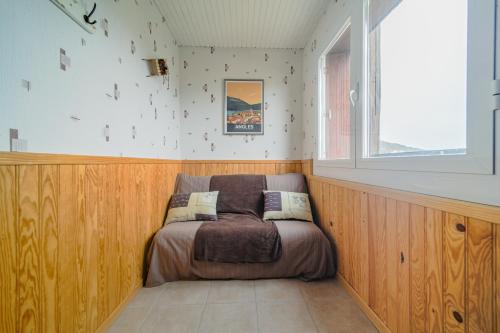 Cette petite chambre comprend un lit d'angle. dans l'établissement Bulle de neige, aux Angles