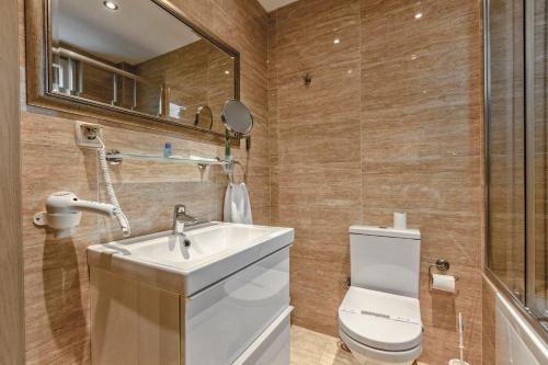 ein Bad mit einem Waschbecken und einem WC in der Unterkunft deniz otel in Istanbul