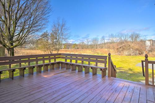 Fotografie z fotogalerie ubytování Peaceful Hurley Retreat about 1 Mi to Main Street v destinaci Hurley