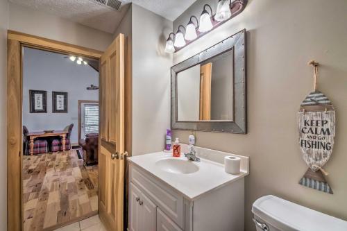 un baño con lavabo y espejo en Quaint Lakeside Cabin with Pond and Fire Pit!, en Lewisburg