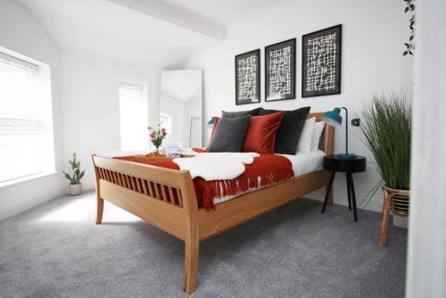 Gallery image of Bath Luxury City Centre 4 Bedroom Townhouse, Sleeps 8, Easy Parking, Private Courtyard Garden, by EMPOWER HOMES in Bath