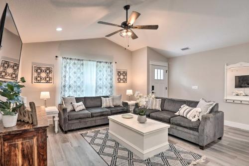 Uma área de estar em Brand New St Augustine Home - 10 Mins to Beach!