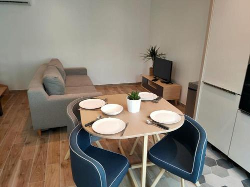 a small living room with a table and chairs at Le125 in Saultain