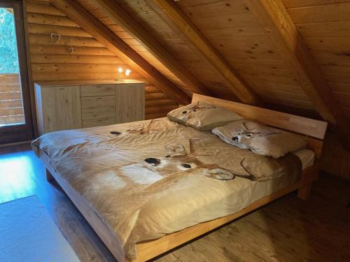 Un dormitorio con una cama con tres animales. en Ferienhaus Parschlug, 