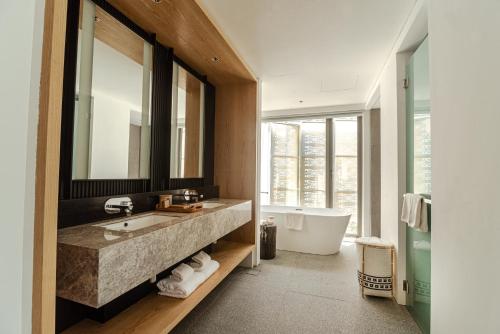 Bathroom sa Cove 55