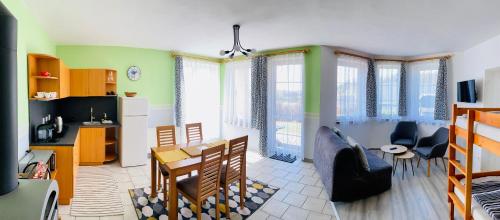 uma sala de estar com uma cozinha e uma sala de jantar em Apartmány na Horce em Blata