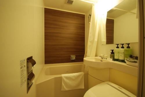 Sun Hotel Kokubu Kagoshima في كيريشيما: حمام صغير مع مرحاض ومغسلة