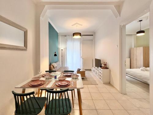 cocina y sala de estar con mesa y sillas en #Blueberry Apt by halu! Apartments, en Tesalónica