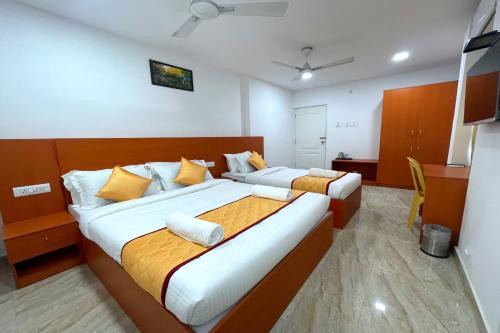 um quarto com duas camas num quarto em K11 Express - Opp Express Avenue em Chennai