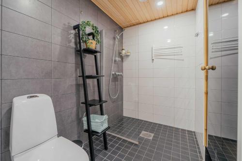 Koupelna v ubytování Aurinkoranta Apartments by Hiekka Booking