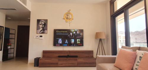 TV/Unterhaltungsangebot in der Unterkunft ONE Elegant Apartment in Muscat Bay 02