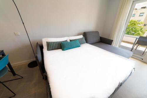 a bedroom with a white bed and a window at Aqua Apartments Bellamar, Marbella in Marbella