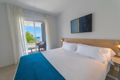 马贝拉Aqua Apartments Bellamar, Marbella的一间带床的卧室，可欣赏海景