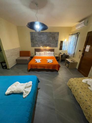 Katil atau katil-katil dalam bilik di Mirabelle Hotel