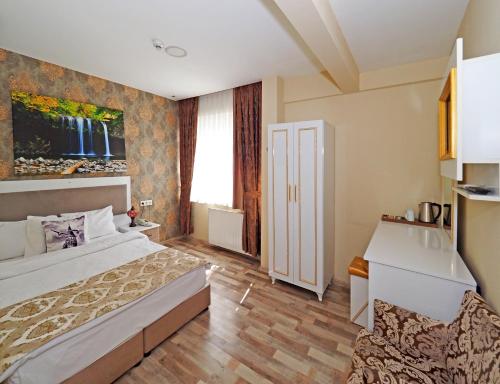 una camera con letto e scrivania di Nagehan Hotel Old City a Istanbul