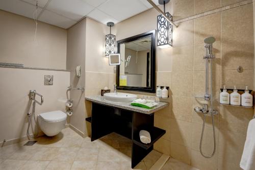  Holiday Inn Dubai Al Barsha, an IHG Hotel -  Room  picture :   Tea/Coffee maker    Minibar    Shower                           