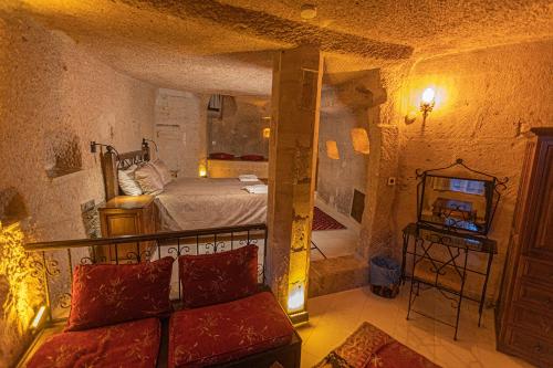 ein Schlafzimmer mit einem Bett und einem Sofa in einem Zimmer in der Unterkunft Taskonak Hotel in Goreme
