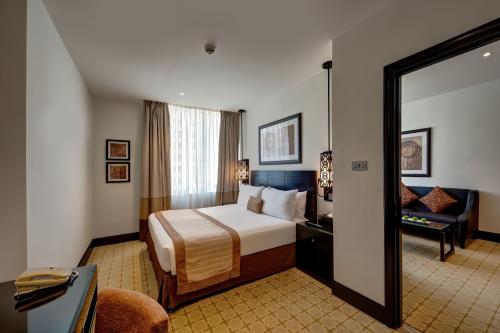  Holiday Inn Dubai Al Barsha, an IHG Hotel -  Room  picture :   Tea/Coffee maker    Minibar    Shower                           