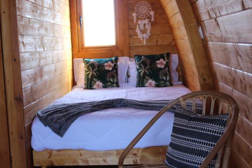 a small room with a bed in a wooden cabin at Moment's in Nature in Palmela