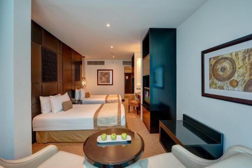  Holiday Inn Dubai Al Barsha, an IHG Hotel -  Room  picture :   Tea/Coffee maker    Minibar    Shower                           