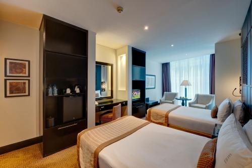  Holiday Inn Dubai Al Barsha, an IHG Hotel -  Room  picture :    Tea/Coffee maker    Minibar    Shower                            