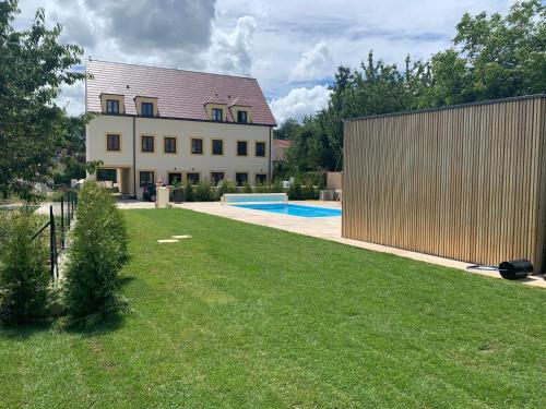 une maison et une cour avec une piscine dans l'établissement VILLA MAGNYSOLAR Proche Disneyland Paris, à Magny-le-Hongre
