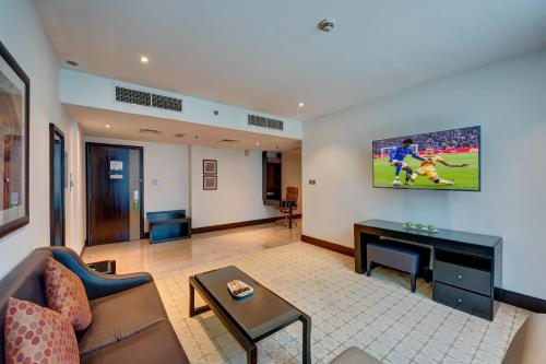  Holiday Inn Dubai Al Barsha, an IHG Hotel -  Room  picture :   Tea/Coffee maker    Minibar    Shower                           