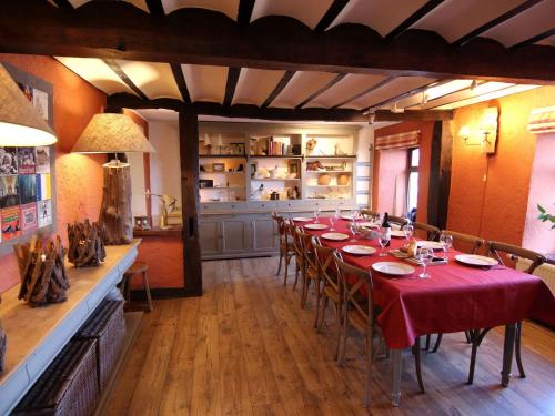 Cosy Holiday Home in Stavelot with Gardenにあるレストランまたは飲食店