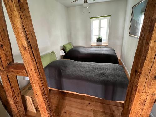 2 camas individuais num quarto com uma janela em Apartment 001 am Hirtenweg em Kassel