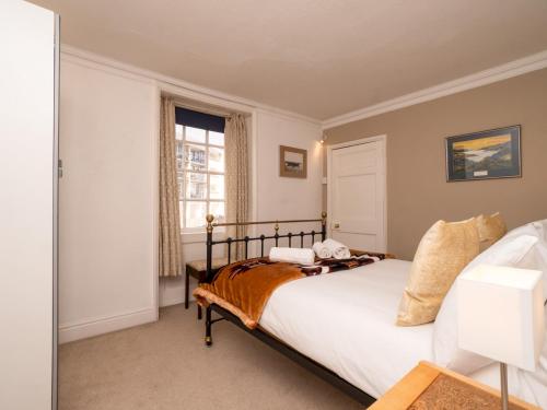 a bedroom with a bed and a window at Pass the Keys Lovely 1 bed flat with parking close to the centre in Bath