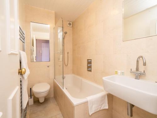 Bathroom sa Pass the Keys Lovely 1 bed flat with parking close to the centre