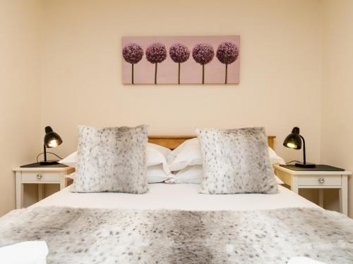 een slaapkamer met een bed met twee lampen aan beide zijden bij Pass the Keys Lovely 1 bed apartment with free parking in Bath