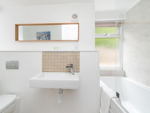 Ένα μπάνιο στο Pass the Keys Lovely 1 bed apartment with free parking
