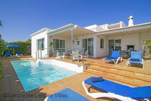 Villa Benedicte sea view, heated pool, bedroom A/C, WiFi, SKY, short walk to Puerto del Carmen