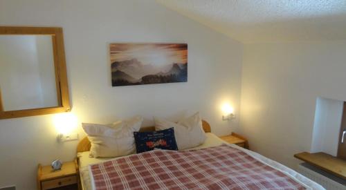 ein Schlafzimmer mit einem Bett mit zwei eingeschalteten Lampen in der Unterkunft Oberstdorfer Bergwelt 218 in Oberstdorf