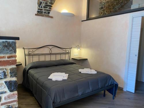 une chambre avec un lit avec deux serviettes dessus dans l'établissement C'ERA UNA VOLTA, à Levanto