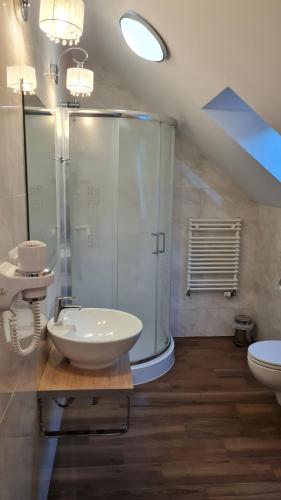 a large bathroom with a sink and a shower at Villa Sadula - Apartamenty na Mazurach in Stare Sady