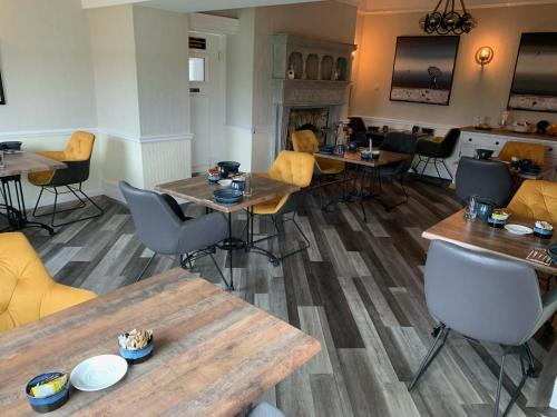 Ruang duduk di The Station Guest House