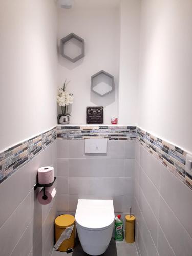 une salle de bain avec des toilettes blanches dans une chambre dans l'établissement Maison confortable à Coltines 80 m² avec jardin spacieux, à Coltines