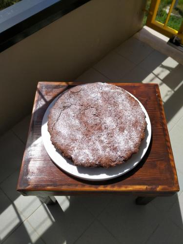 ein großer Kuchen auf einem Teller auf einem Tisch in der Unterkunft Caporlando B&B in Castellaneta