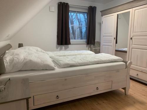 Una cama o camas en una habitación de Glückshaus Peter