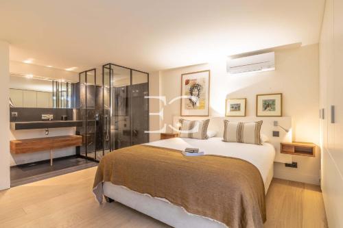 sypialnia z dużym łóżkiem i łazienką w obiekcie Promo Easy Clés-Loft spirit house 500m beach AC w Biarritz