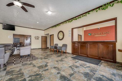 a lobby with a waiting area with chairs and a waiting room at Quality Inn Hastings in Hastings