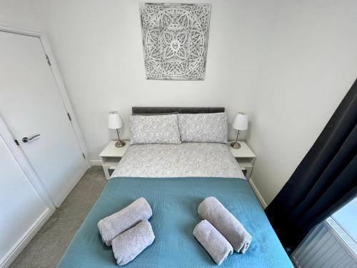 um quarto com uma cama com duas toalhas em Apartments @52 em Bridlington