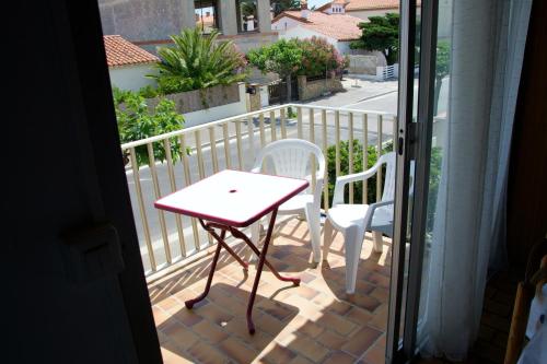 Studio avec vue sur la mer et balcon amenage a Le Barcares في لو باركار: طاولة وكرسيين على شرفة